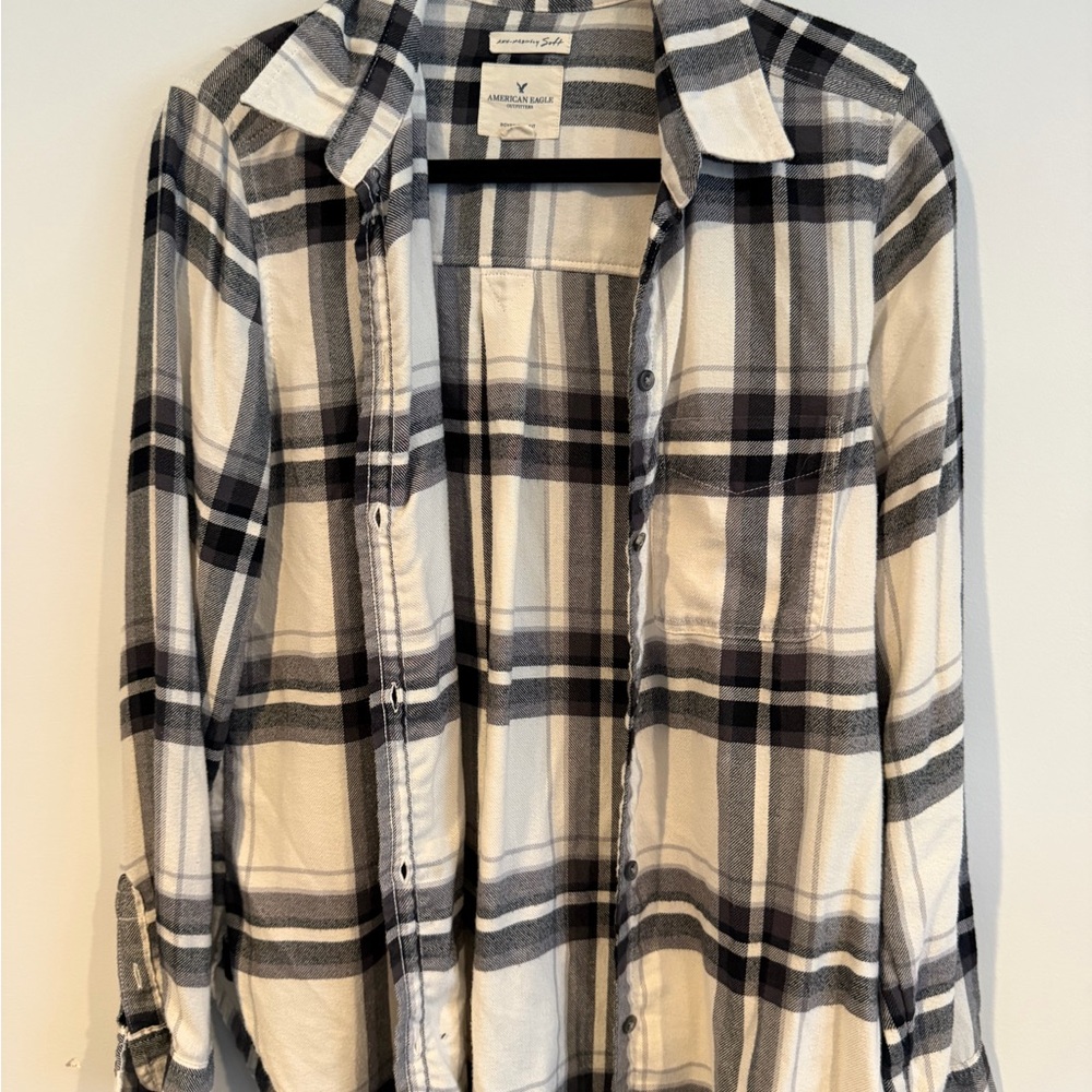 American Eagle Outfitters Black and White Plaid Button-Up Shirt